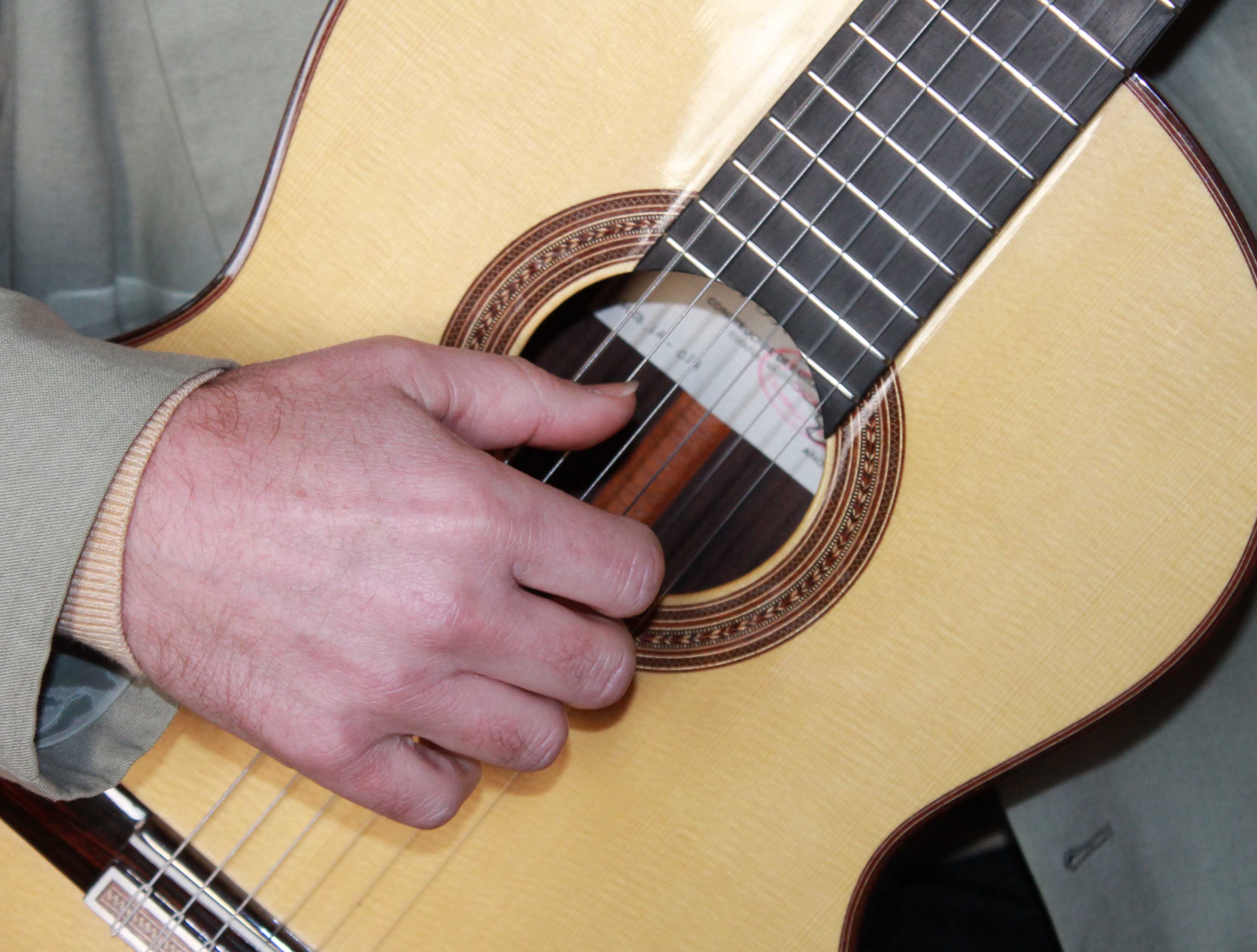 Gitarrsträngar och hand